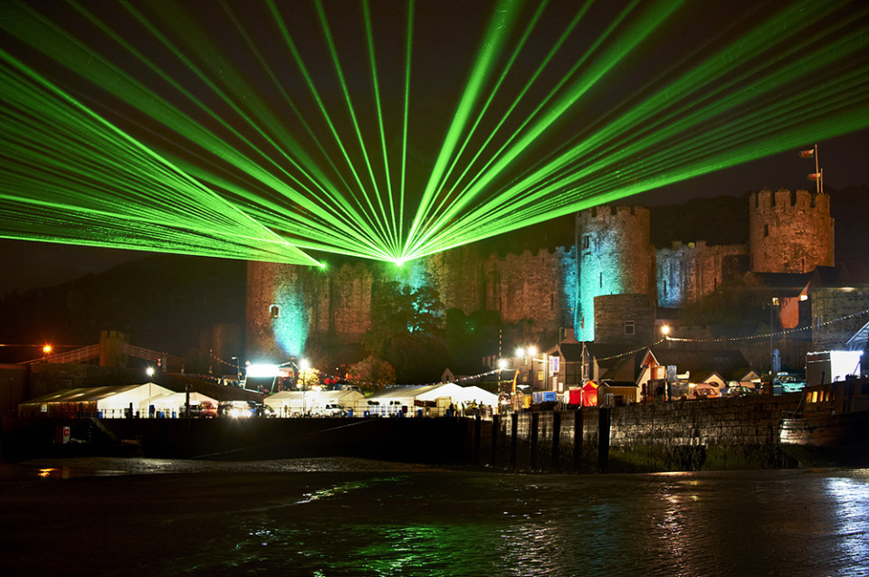 Lasers pulsing Thank You